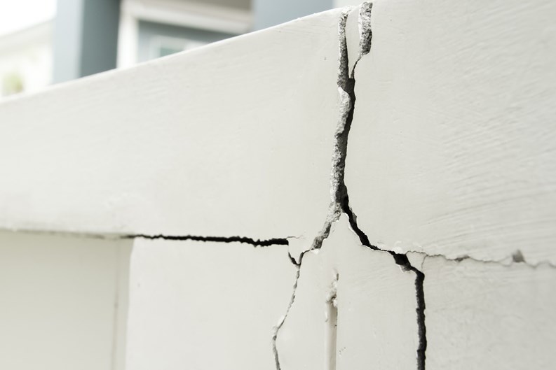 Home problem, building problem wall cracked need to repair hurry up